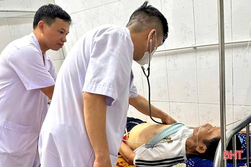 bqbht_br_bac-sy-khoa-hoi-suc-cap-cuu-tham-kham-kiem-tra-suc-khoe-benh-nhan-t-sau-khi-tiem-soi-huyet.jpg