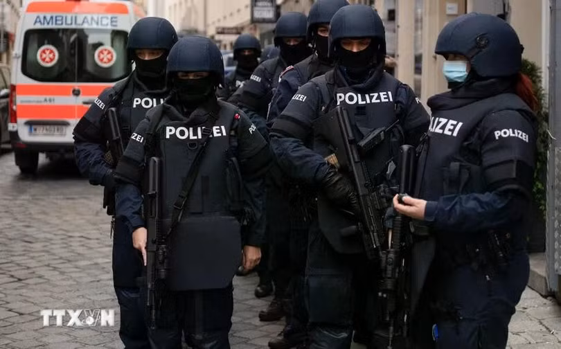 Cảnh sát gác tại thủ đô Vienna, Áo. (Ảnh: AFP/ TTXVN).