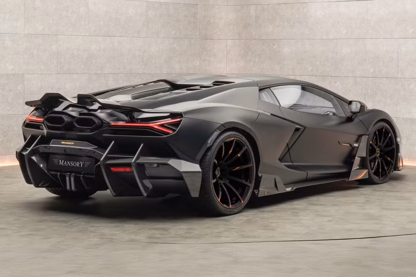 Chiếc Revuelto Mansory Initiate chỉ được bổ sung nhẹ các chi tiết ngoại thất khí động học thay vì được cắt xẻ mạnh mẽ, vốn có thể xuất hiện ở các gói độ tiếp theo.