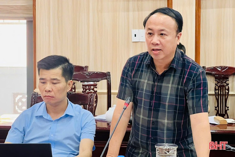 Phó Chủ tịch HĐND thị xã Nguyễn Quang Vinh báo cáo kế hoạch tổ chức vận hành thử nghiệm hoạt động của ban xây dựng Đảng tại 2 phường mới.