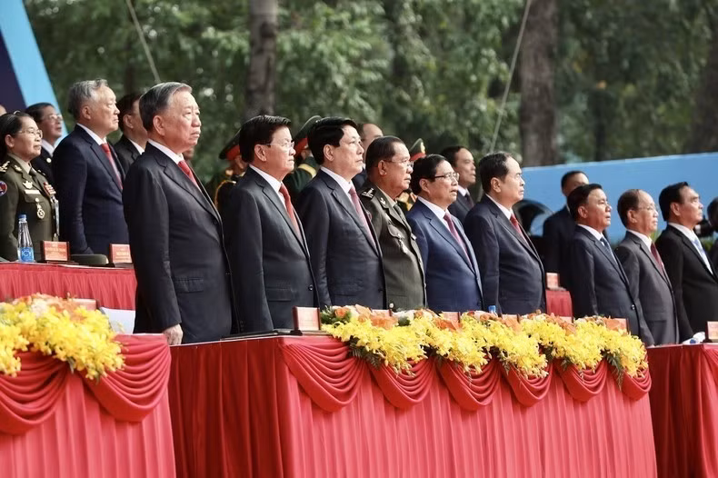 Lãnh đạo Đảng và Nhà nước thực hiện nghi thức chào cờ.