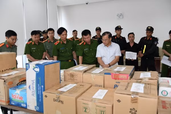 Thượng tướng Nguyễn Văn Long, Thứ trưởng, Thủ trưởng Cơ quan CSĐT Bộ Công an (áo trắng) kiểm tra số ma túy thu giữ.
