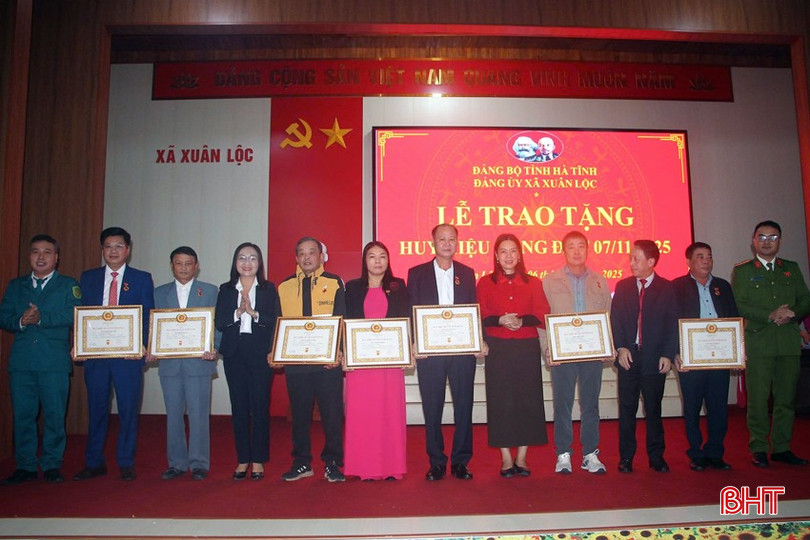 bqbht_br_cac-dang-vien-nhan-huy-hieu-dang.jpg