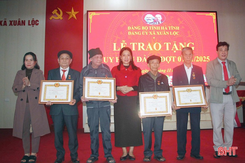 bqbht_br_cac-dang-vien-nhan-huy-hieu-dang-6255.jpg