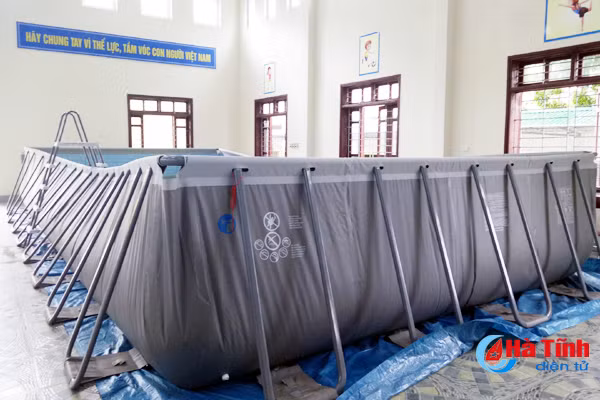 quy thien tam vingroup trao 14 be boi di dong tai ha tinh