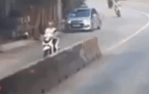 clip mo cua bat can khien xe may nga nhao ra duong tai xe lai xe bo chay
