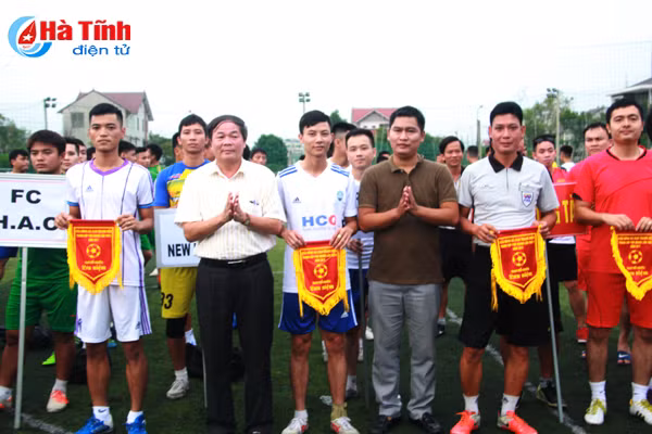16 doi bong tranh tai cup phu quang 2017