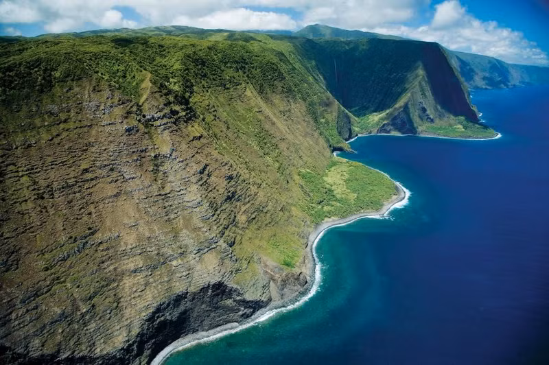 Đảo Molokai, Hawaii, Mỹ: Không bị ảnh hưởng bởi sự phát triển của thế giới bên ngoài, hòn đảo này rộng 16 km, cùng đường bờ biển dài hơn 160 km này. Molokai có những thác nước bí ẩn, các di tích và di sản có nguồn gốc từ xa xưa. Đặc biệt, đảo không đèn giao thông. nhung diem den dep nhu thien duong ha gioi