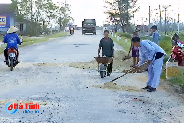 cam phuc canh hai ong gia va duong cho dan di