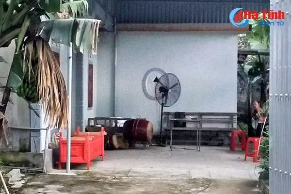 nguoi dan ong chet bat thuong trong tu gia luc vo vang nha