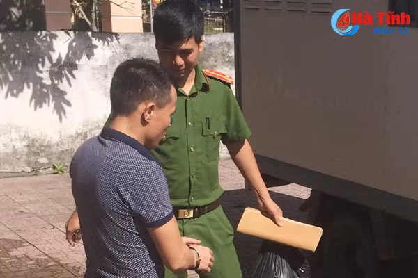 trom dien thoai ban lay tien mua keo cho tre em