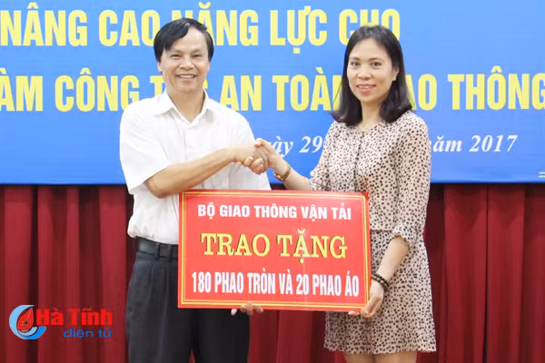 bo gtvt trao 180 phao cuu sinh 20 ao phao cho ha tinh