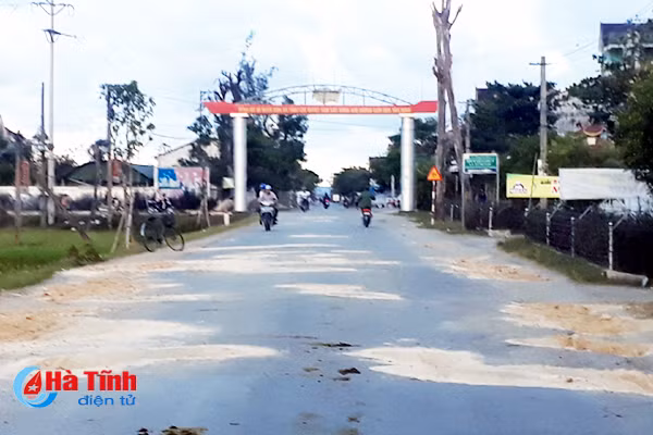 cam phuc canh hai ong gia va duong cho dan di