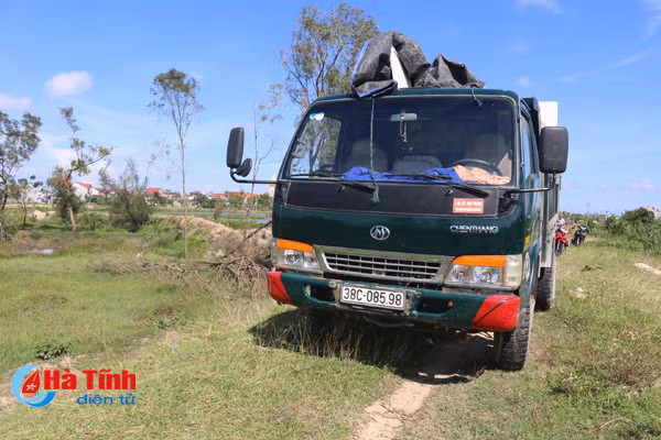 video kip chan 2 xe tai cho muc thoi dua ra dong chon huy