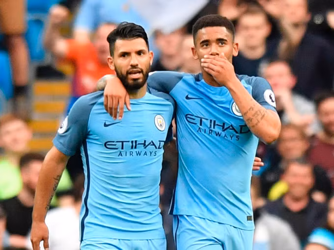 cuoc dua vo dich ngoai hang anh man city m u chelsea tach top