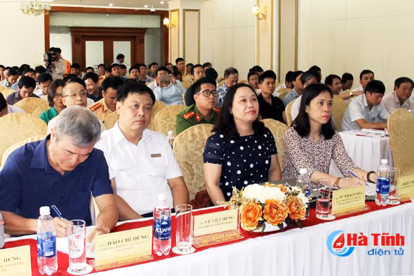 bo gtvt trao 180 phao cuu sinh 20 ao phao cho ha tinh
