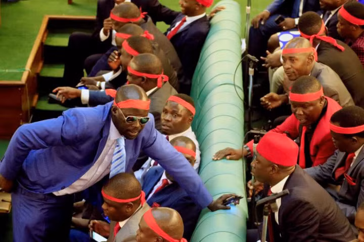 photo nghi si uganda tum toc xe ao vac ghe danh nhau giua quoc hoi