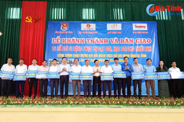 quy thien tam vingroup trao 14 be boi di dong tai ha tinh