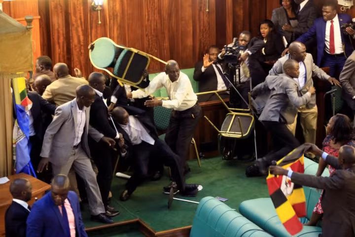 photo nghi si uganda tum toc xe ao vac ghe danh nhau giua quoc hoi