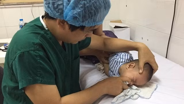 cach cham soc tre bi viem mui hong cap tranh bien chung nang