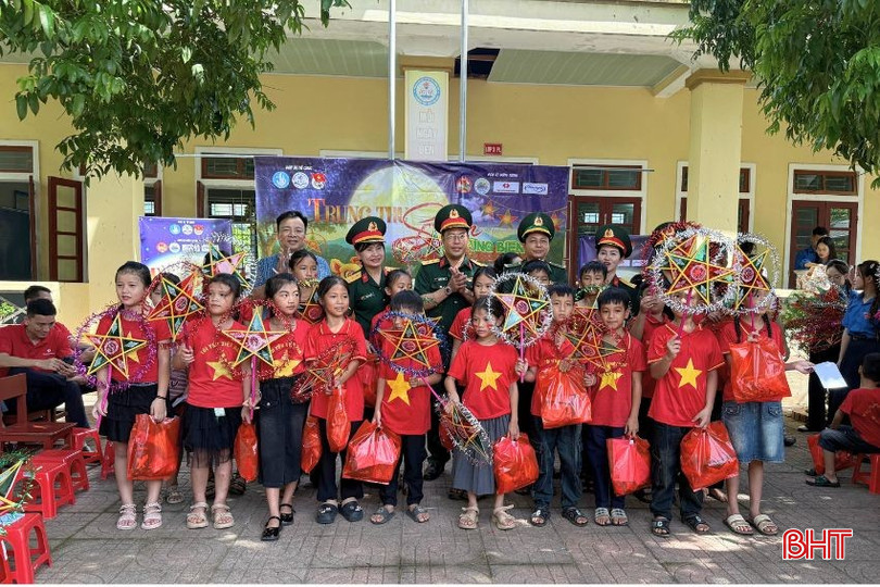 Chương trình không chỉ mang đến cho các em nhỏ niềm vui đón Tết Trung thu mà còn là nguồn động viên, khích lệ tinh thần học tập của học sinh vùng biên giới xa xôi.