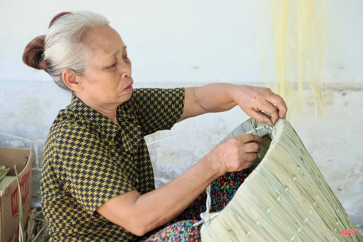 Nói về những khó khăn trong nghề, bà Hiền chia sẻ: "Cực thì có cực nhưng chúng tôi đã quen rồi. Hồi trẻ thì làm khỏe hơn, giờ già rồi mắt kém, tay cũng không còn dẻo dai như trước nữa. Nhưng mà, bỏ thì không đành. Bởi với tôi, nghề chằm tơi không chỉ là phương tiện mưu sinh mà đã trở thành một phần máu thịt, một niềm tự hào. Giờ thanh niên cháu nào cũng muốn đi làm công ty, ít người còn mặn mà với nghề lắm".
