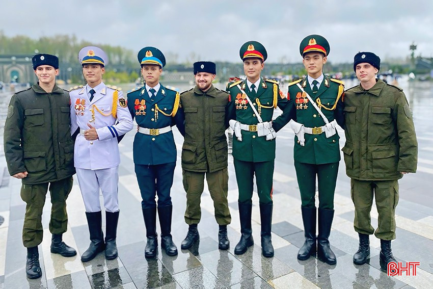 Nguyễn Văn Dũng chụp ảnh lưu niệm cùng các quân nhân Việt Nam và Liên bang Nga.
