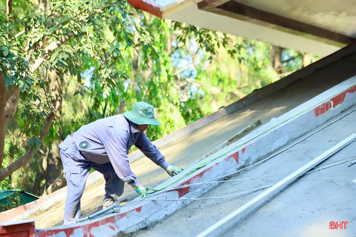 Những ngày qua, dù thời tiết nắng nóng gay gắt, các tốp thợ vẫn miệt mài thi công các hạng mục công trình. Tròn 1 tháng kể từ ngày khởi công, công trình hiện đã đạt hơn 20% tiến độ đề ra.