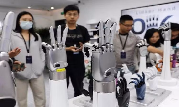 Những bàn tay robot ở khu vực triển lãm tại văn phòng của LinkerBot ở Bắc Kinh. Ảnh: Reuters