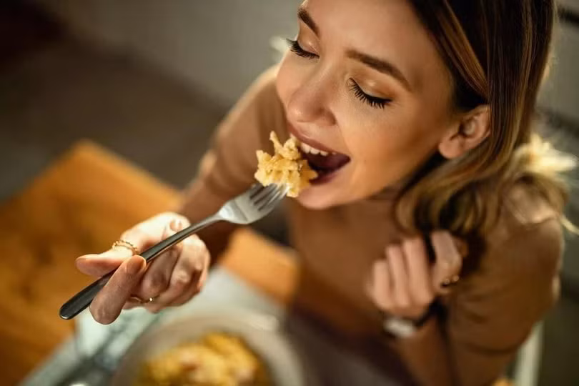 Bữa sáng lành mạnh mang lại rất nhiều lợi ích cho sức khỏe, bao gồm cả việc kiểm soát tình trạng cholesterol xấu, mỡ máu cao. Ảnh: Shutterstock.