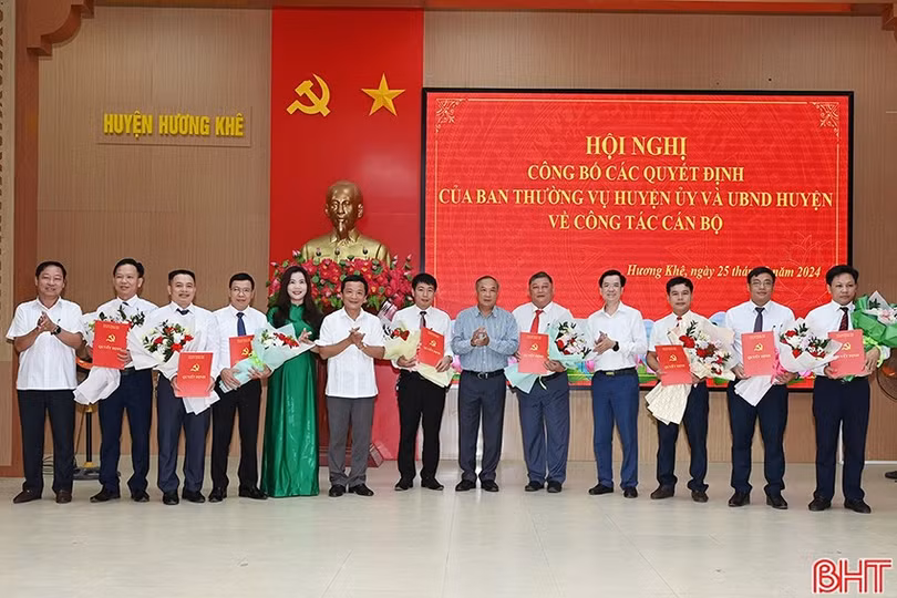 Cuối năm 2024, Ban Thường vụ Huyện ủy Hương Khê đã luân chuyển nhiều vị trí lãnh đạo các phòng, địa phương.