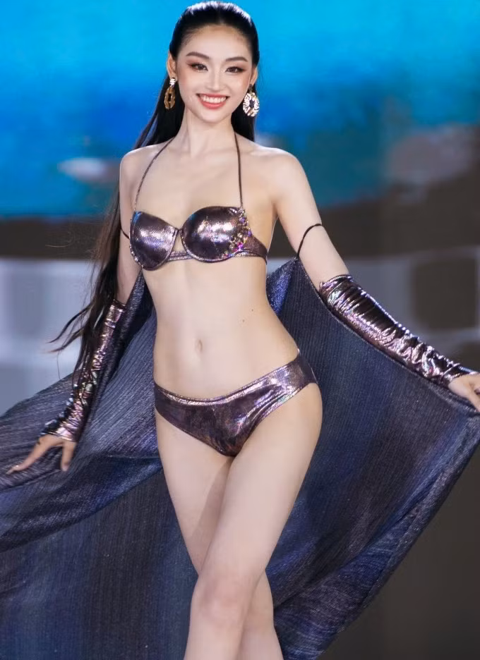 Hình thể Ý Nhi trong trang phục áo tắm.
