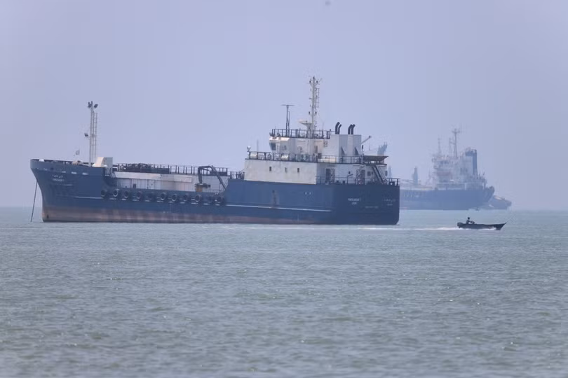 Các tàu thương mại neo ngoài khơi thành phố Bandar Abbas, Iran ngày 17/6. Ảnh: AP
