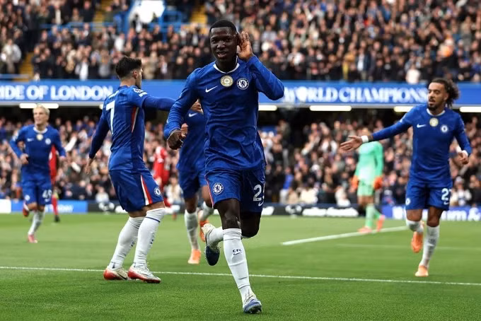 Caicedo (số 25) mừng bàn mở tỷ số trên sân Stamford Bridge.