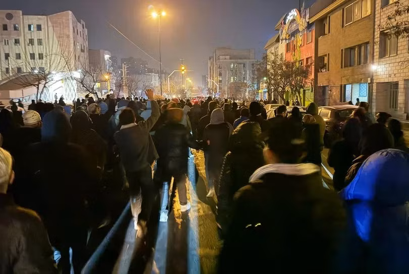 Người dân Iran tham gia cuộc biểu tình chống chính phủ ở Tehran, ngày 8/1/2026 (Ảnh: UGC/AP)
