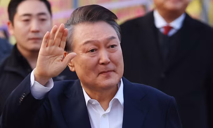 Ông Yoon vẫy chào người ủng hộ ở ngoài trung tâm giam giữ ngày 8/3. Ảnh: Yonhap