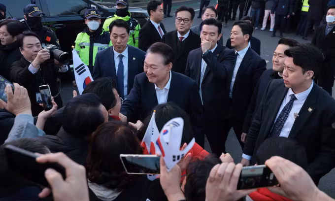 Ông Yoon bắt tay người ủng hộ ở bên ngoài dinh thự tổng thống ngày 8/3. Ảnh: Yonhap