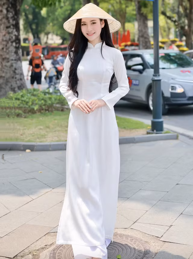 Đăng ký dự thi Hoa hậu Việt Nam 2026, Phương Linh mong muốn có cơ hội bước ra khỏi vùng an toàn, tích lũy thêm trải nghiệm và hoàn thiện bản thân. Với cô, cuộc thi không chỉ là hành trình chinh phục một danh hiệu mà còn là dịp để lan tỏa những giá trị tích cực, truyền cảm hứng đến các bạn trẻ dám theo đuổi ước mơ. Ảnh BTC