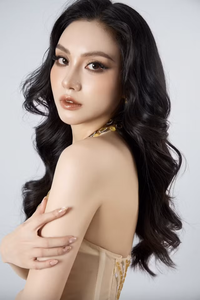 Lương Thị Thanh Thảo (SN 2001) là giảng viên trẻ, tốt nghiệp chuyên ngành Luật Kinh tế, Trường Đại học Kinh tế - Luật. Cô xem Hoa hậu Việt Nam là hành trình hoàn thiện bản thân, đồng thời mong muốn truyền cảm hứng học tập và lan tỏa những giá trị tích cực đến thế hệ trẻ. Ảnh BTC