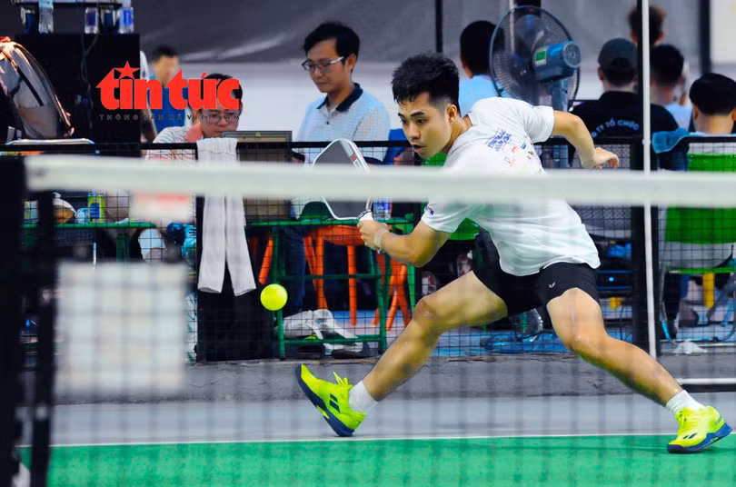 Nhìn bên ngoài, nhiều người nghĩ "Pickleball" dễ chơi, nhẹ nhàng nhưng thực tế, môn thể thao này vẫn tiềm ẩn nhiều rủi ro về cơ, xương, khớp nếu di chuyển không đúng cách.
