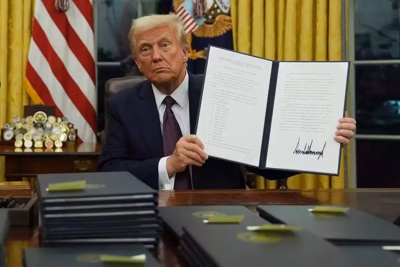 Tổng thống Trump ký sắc lệnh vào ngày đầu tiên nhậm chức nhiệm kỳ hai 20/1/2025. Ảnh: AP