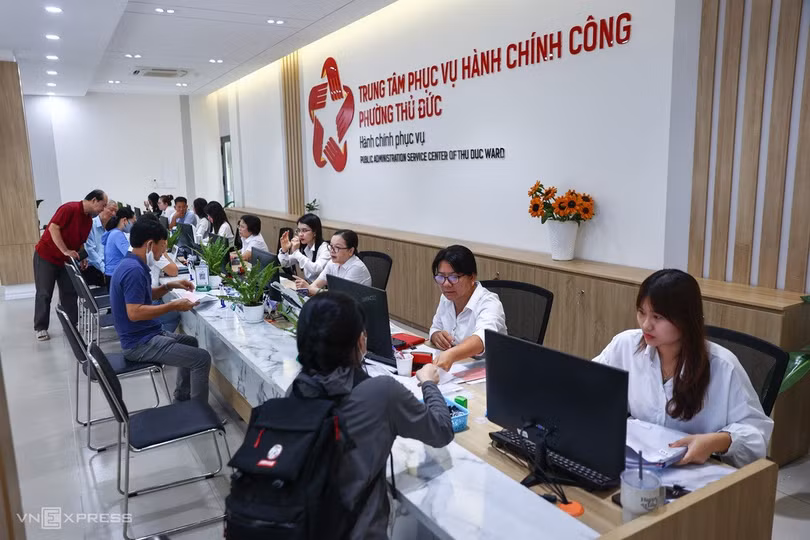 Cán bộ giải quyết thủ tục hành chính cho người dân tại Trung tâm hành chính công phường Thủ Đức, TP HCM, tháng 7/2025. Ảnh: Quỳnh Trần