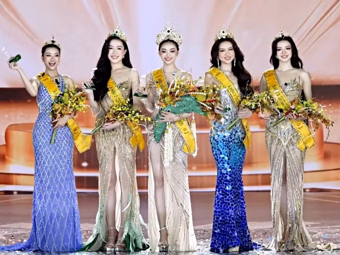 Top 5 cuộc thi từ trái qua gồm Phương Anh, Thu Trà, Yến Nhi, Thu Ngân, Đinh Y Quyên.
