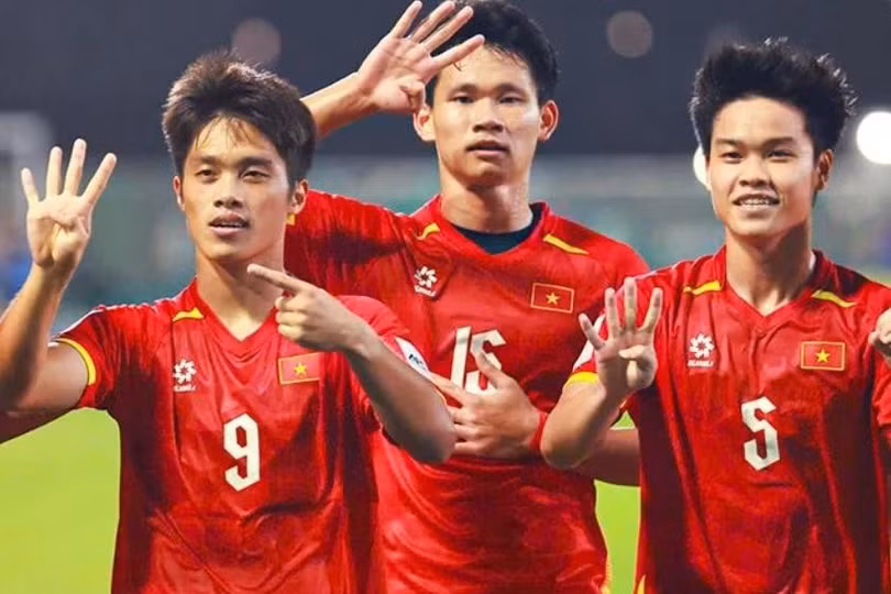 Cầu thủ U23 Việt Nam tri ân Hiểu Minh, cầu thủ vừa bị chấn thương trong trận gặp Trung Quốc. Ảnh: VFF.