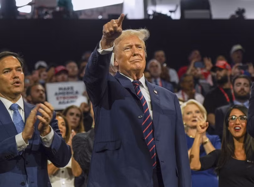 Ông Trump (giữa) tại Đại hội toàn quốc của đảng Cộng hòa ở thành phố Milwaukee, bang Wisconsin ngày 17/7/2024. Ảnh: Kyodo/TTXVN