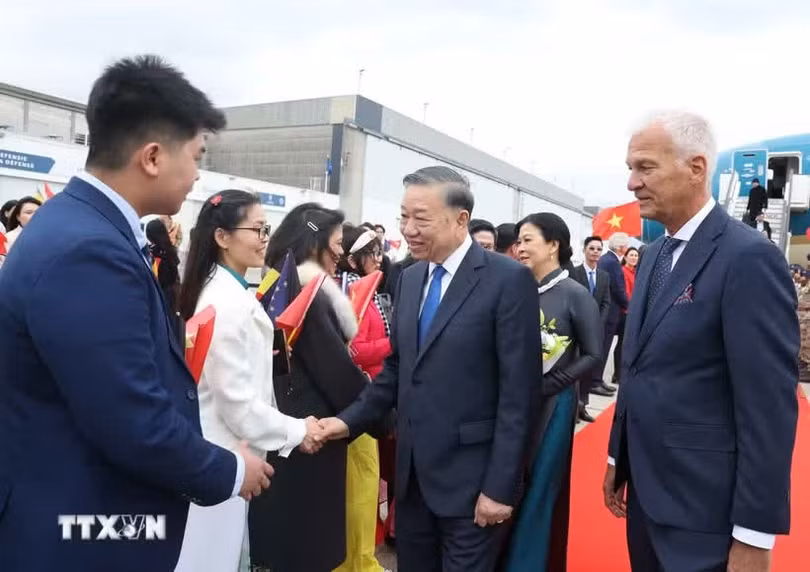 Cán bộ, nhân viên Đại sứ quán và cộng đồng người Việt Nam đón Tổng Bí thư, Chủ tịch nước Tô Lâm và Phu nhân Ngô Phương Ly tại Sân bay quân sự Melsbroek, Brussels. (Ảnh: Thống Nhất/TTXVN)