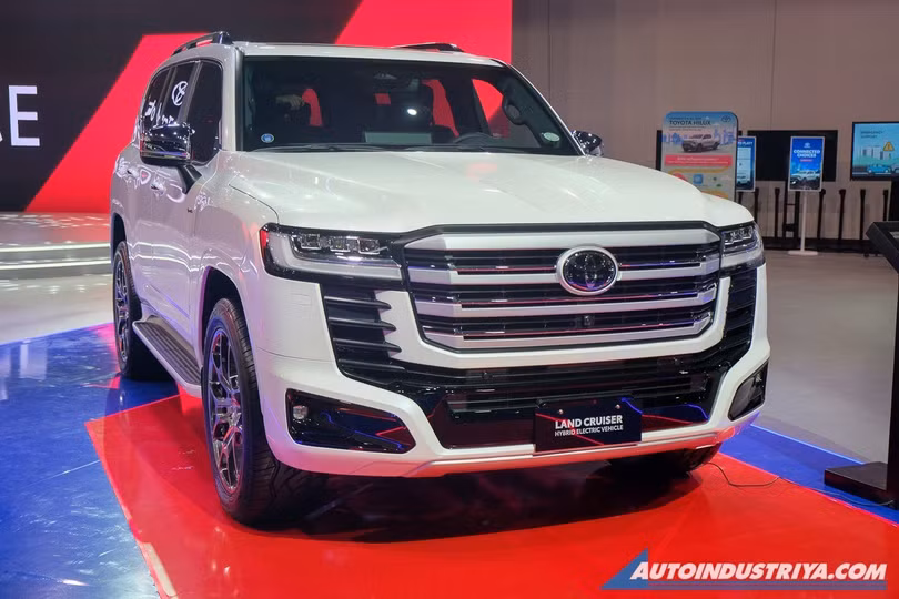 Toyota Land Cruiser 300 HEV ra mắt tại Philippines. Ảnh: AutoIndustriya