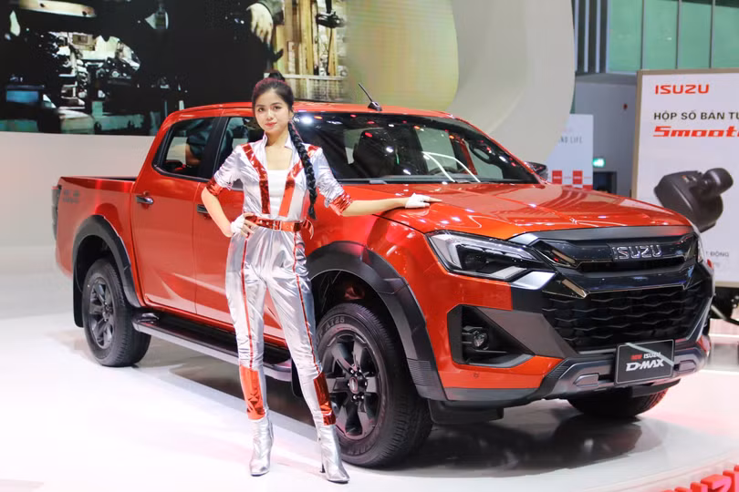 Toyota Hilux và Isuzu D-Max giảm doanh số trong tháng 3. Ảnh: Phong Vân, Phúc Hậu.