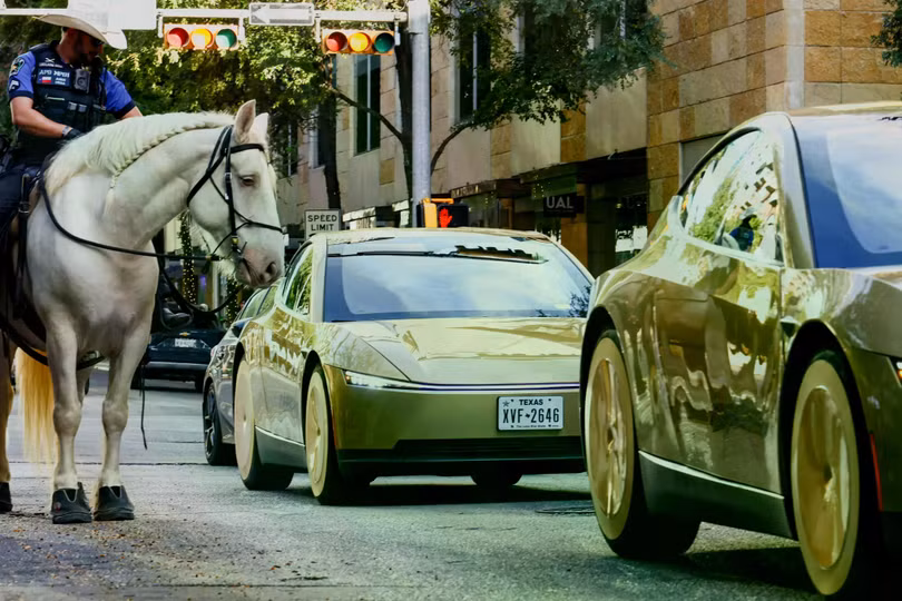 Tín hiệu mới về Roadster xuất hiện trong lúc Tesla đang tập trung mạnh hơn vào công nghệ tự lái. Tuần trước, hãng bắt đầu cung cấp các chuyến đi thử nghiệm trên Tesla Cybercab tại bang Texas.