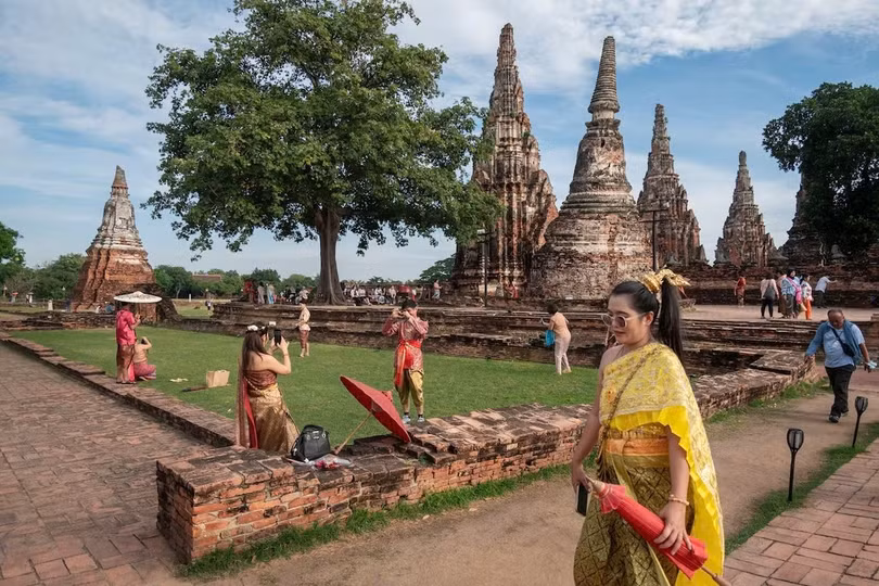 Thủ đô của Thái Lan là sự pha trộn nét đẹp giữa cũ và mới. Trung tâm của thành phố là những tòa nhà chọc trời lấp lánh hòa quyện với các trung tâm mua sắm sang trọng như Siam Center và các khách sạn cao cấp như Innside by Meliá Sukhumvit. Tuy vậy, Bangkok vẫn giữ được nét đẹp cổ kính, truyền thống thông qua các điểm đến nghệ thuật, di sản nổi tiếng như chùa Wat Chaiwatthanaram. Ảnh: Ekkarat Punyatara.